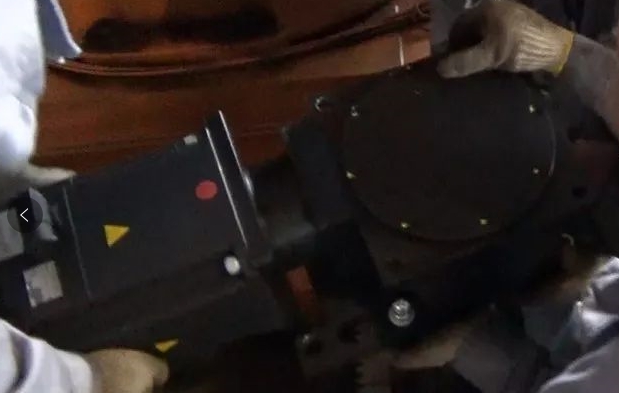 放入齒輪箱的時(shí)候,保證馬達(dá)側(cè)要抬高點(diǎn),保證斜齒輪之間的嚙合更順暢 放入齒輪箱的時(shí)候,保證馬達(dá)側(cè)要抬高點(diǎn),保證斜齒輪之間的嚙合更順暢